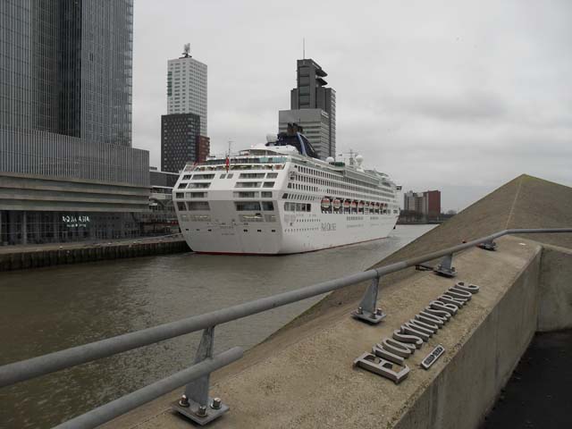 Cruiseschip ms Oceana van P&O aan de Cruise Terminal Rotterdam